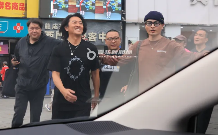 拍攝告一段落，準備上車的鄭伊健（中）發現差點上錯車。特勤中心攝