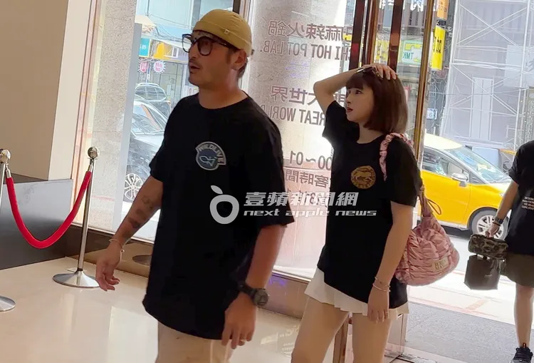 搭檔峮峮跟在後頭，2人與劇組一同進餐廳。特勤中心攝