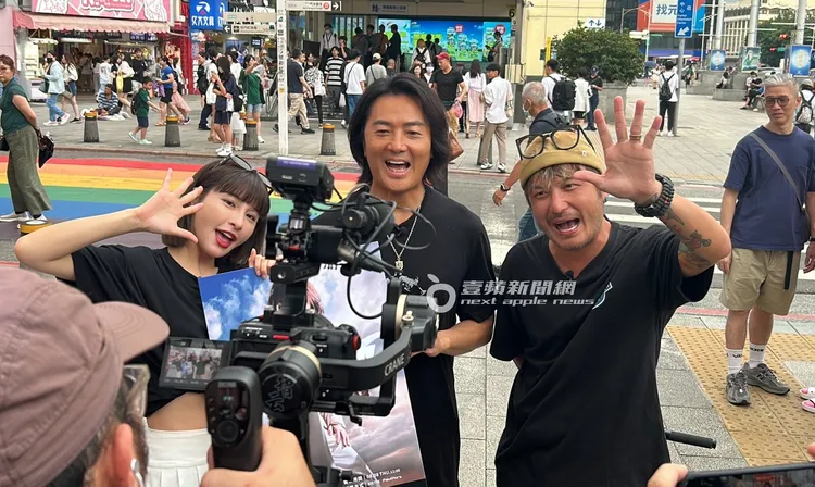 3人對著鏡頭開心擺拍。特勤中心攝