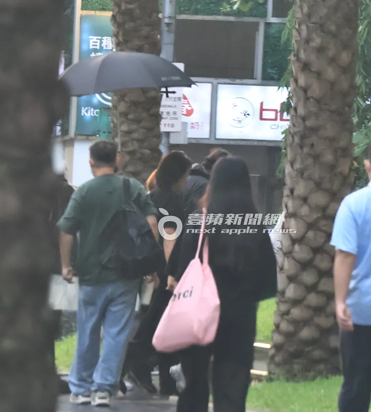 接著大夥浩浩蕩蕩坐車到八大電視繼續錄影。特勤中心攝