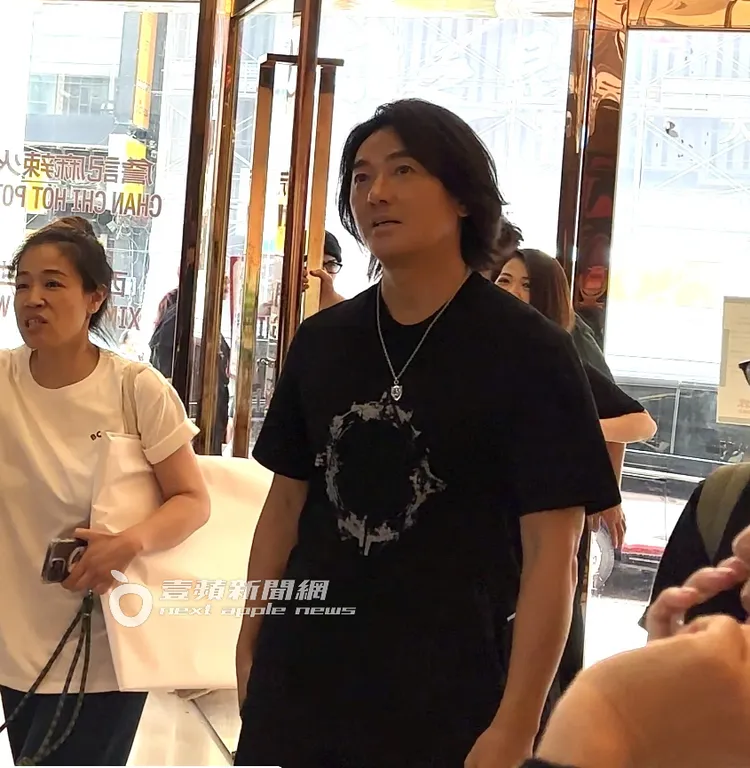 不久後，鄭伊健也抵達餐廳。特勤中心攝