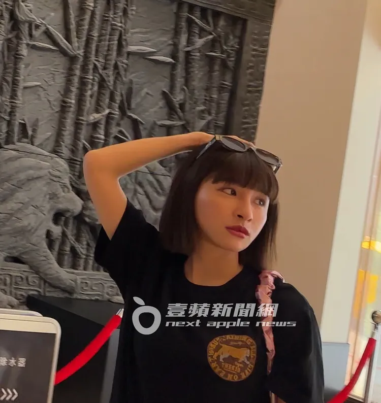 峮峮將墨鏡插在頭髮上，一身輕裝準備拍攝。特勤中心攝