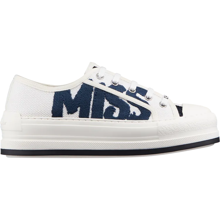 WALKNDIOR白色搭配藍色MISS DIOR印花休閒鞋，3萬3000元。品牌提供