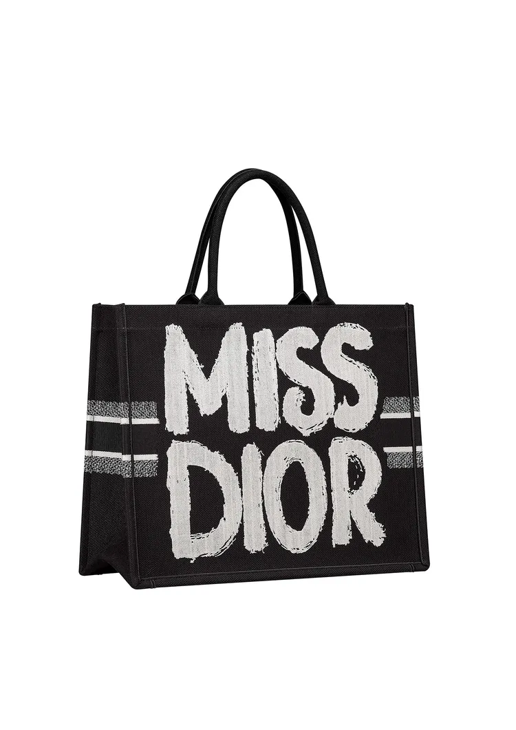 DIOR BOOKTOTE黑白雙色MISS DIOR字樣刺繡大型托特包，11萬元。品牌提供