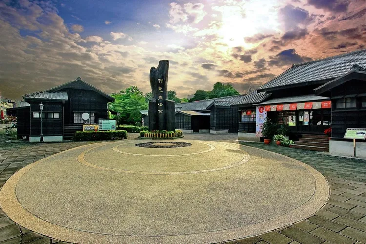 檜意森活村是歷史建築、市定古蹟，委外經營後成為知名觀光景點，木製建築是一大特色。阿里山林鐵及文資處提供