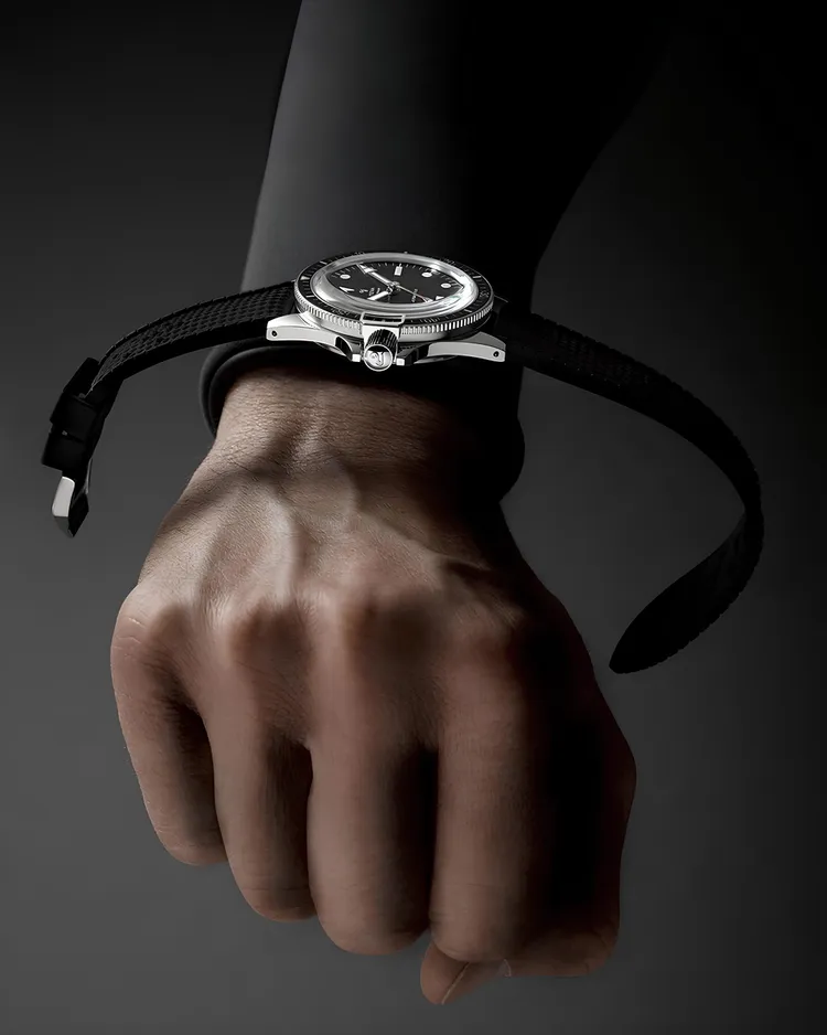 YEMA Superman 500 DESTRO腕錶，316L精鋼錶殼，灰色錶盤，不鏽鋼錶鏈，第二代自製機芯 YEMA2000，動力儲存42小時，防水深度500米，限量250只，4萬8800元。品牌提供
