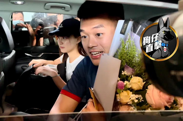 王齊麟捧著鮮花，和女友陳詩媛一起坐上王爸的百萬進口車離開桃園機場。特勤中心攝