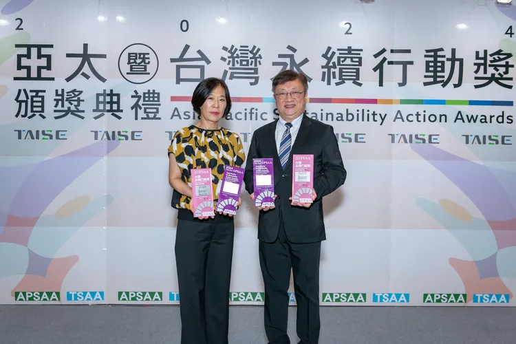 中信金控積極實踐聯合國永續發展目標，於「2024亞太暨台灣永續行動獎」榮獲17項大獎，中信銀行個金作業暨資訊處處長蕭重建資深副總（右）與台灣人壽公關部部長孫紀蘭副總（左）代表受獎。中信金控提供