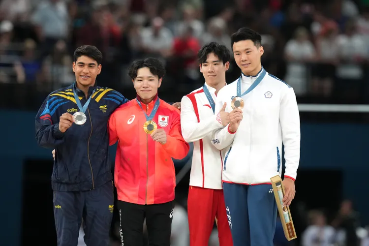 合照時張博恆也不斷在唐嘉鴻胸前比讚，互動相當可愛。中華奧會提供