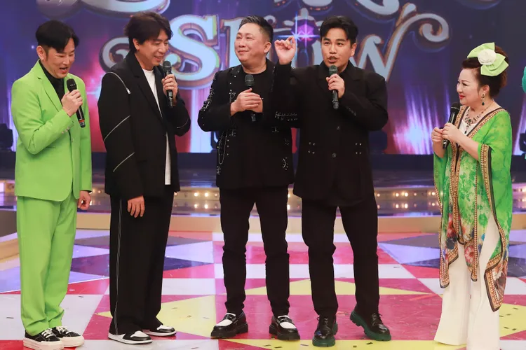 陽帆（左一）和白冰冰（右一）訪問梁赫群（左二起）、趙正平、、林智賢。民視提供