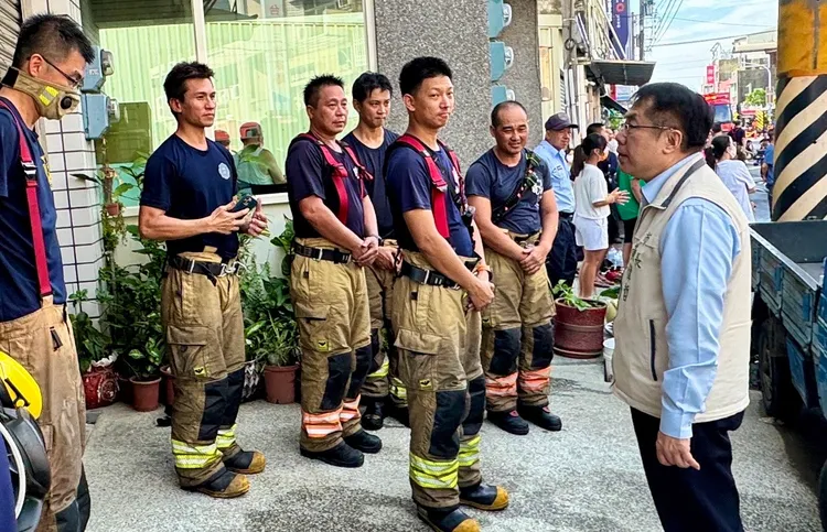 臺南六甲農機行火災造成5死，黃偉哲前往現場了解狀況，並關心罹難者家屬。市府提供