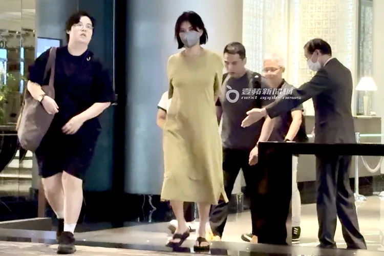 孫燕姿和幾名工作人員一同搭電梯返回客房休息，結束一整天的工作行程。特勤中心攝