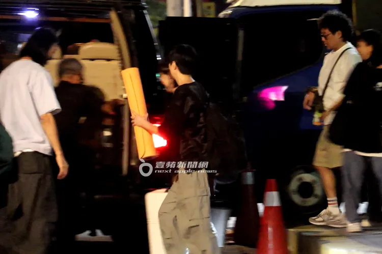 隨行10幾名工作人員及小朋友，幫忙拖行李箱和瑜伽墊放上車。特勤中心攝