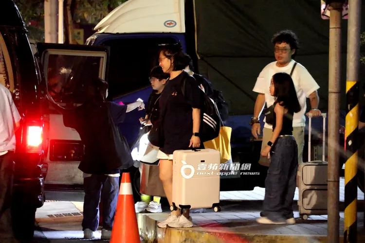一行人拿著行李準備坐上保母車離開。特勤中心攝