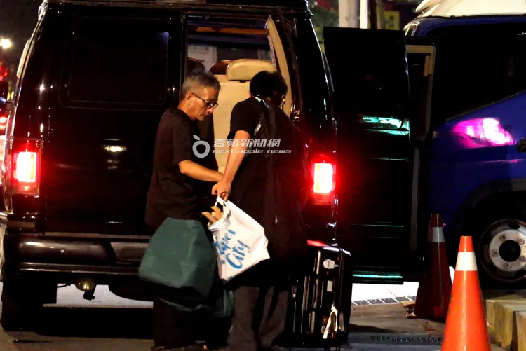 工作人員將孫燕姿的行李放置後車廂，準備返回飯店。特勤中心攝