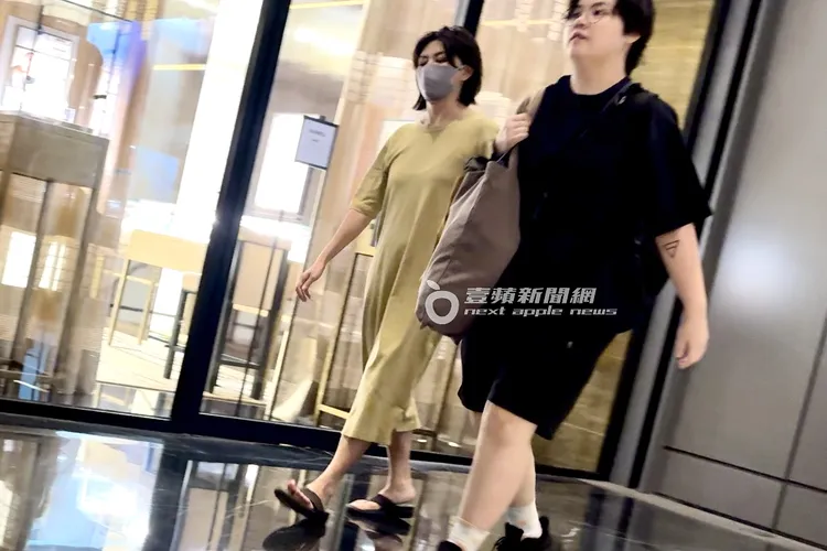 孫燕姿眼睛帶妝，小腹看似些微凸出、小腿也有些水腫。特勤中心攝