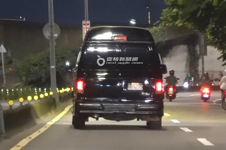 孫燕姿相當惜情，搭了24年的道奇Dodge保母車，連司機也沒有換。特勤中心攝