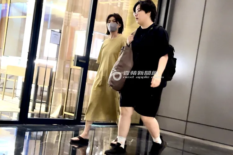 孫燕姿先跟助理走進晶華酒店大廳內的香奈兒專櫃前等候隨行人員下車。特勤中心攝