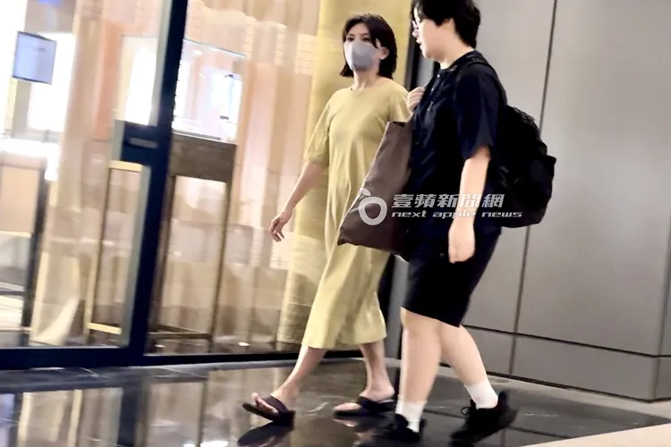 率先下車的孫燕姿走到一旁，助理立刻上前陪伴。特勤中心攝