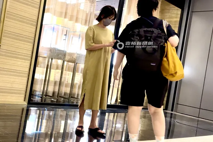 孫燕姿拿起手機滑了一下等待工作人員。特勤中心攝