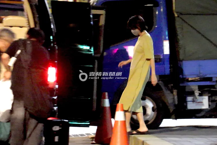 晚間9點半，孫燕姿身穿寬鬆連身裙、腳踩人字拖步出利達片場。特勤中心攝