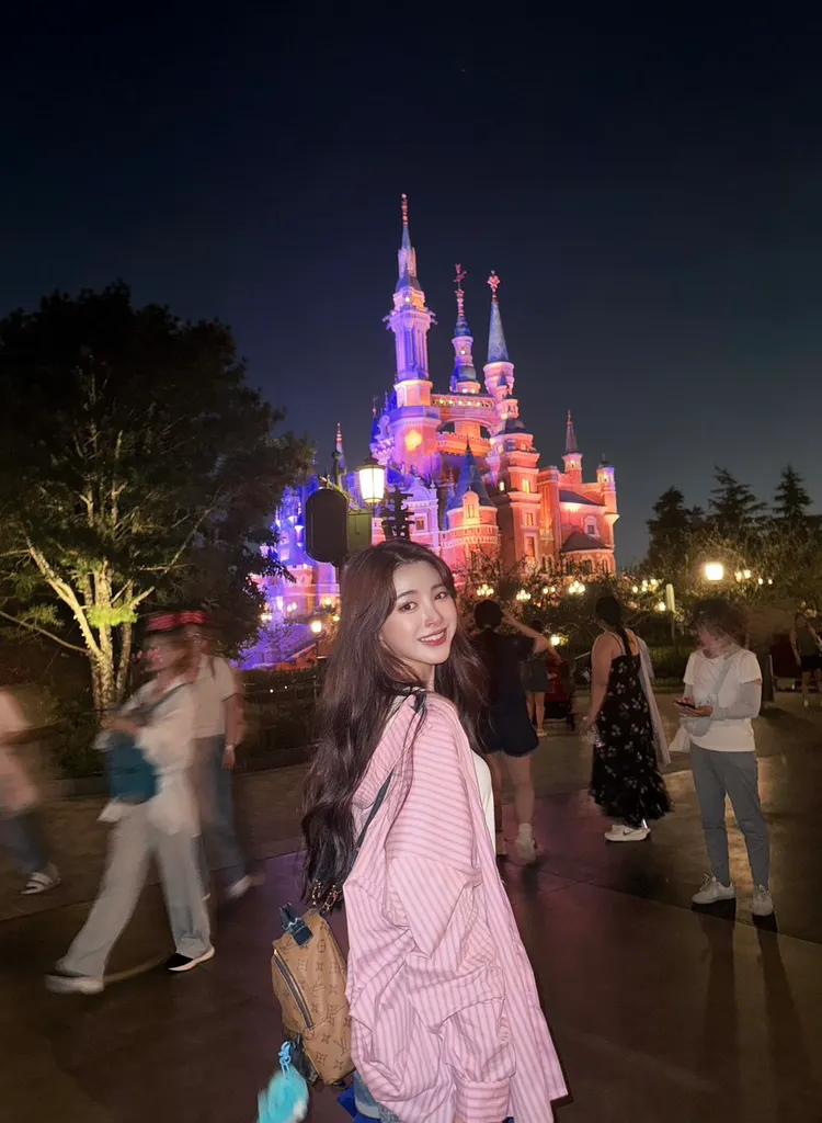 韓菲日前到迪士尼度假。駿馬客工作室提供