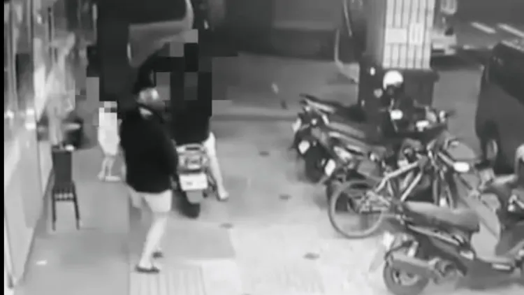 一家四口共乘機車至醫院。讀者提供