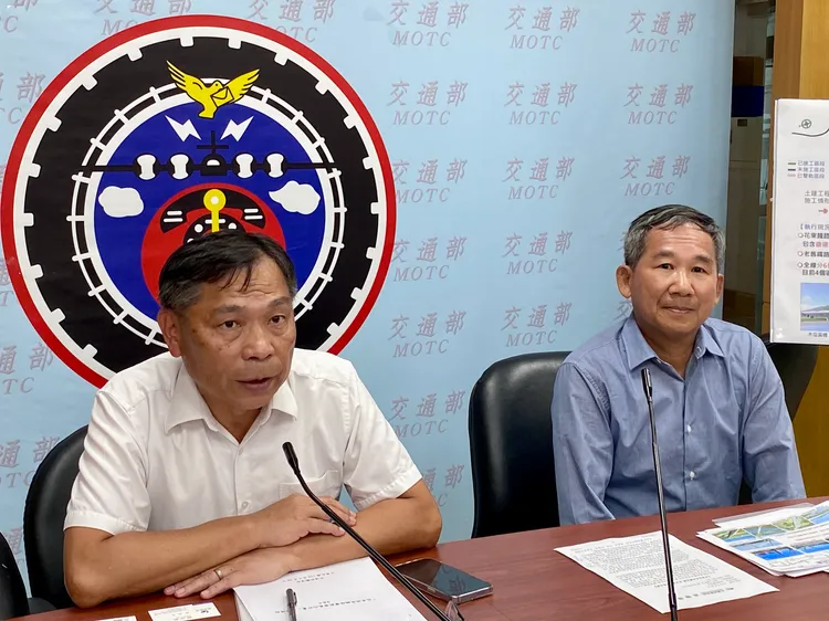 鐵道局副局長陳文德（左）、鐵道局東工分局副分局長吳志仁（右）。莊偉祺攝