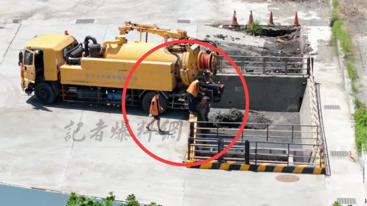 針對工作人員未戴安全帽等裝備一事，南市環保局未來將強化要求。翻攝記者爆料網