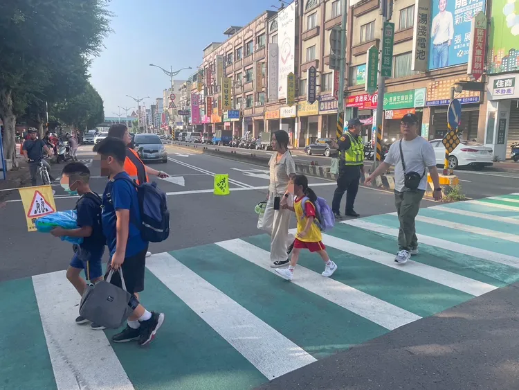 龍潭警分局出動警力維護學童上學安全。龍潭警分局提供