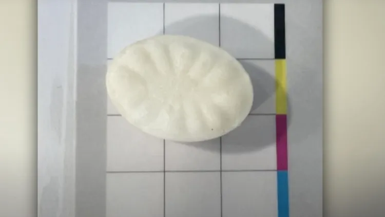 琳達牌鳳梨糖本身為白色糖果。美聯社