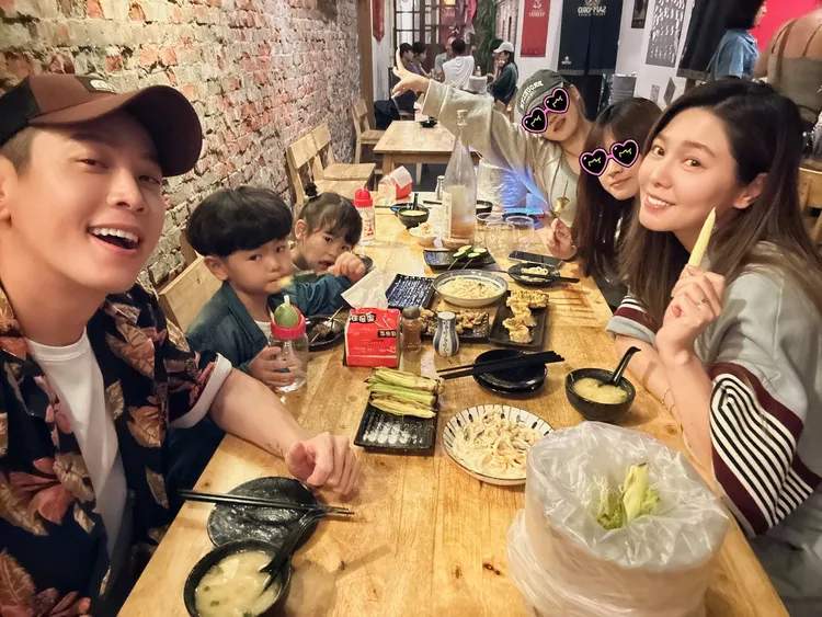 白家綺和吳東諺及兒女一起用餐。翻攝吳東諺臉書