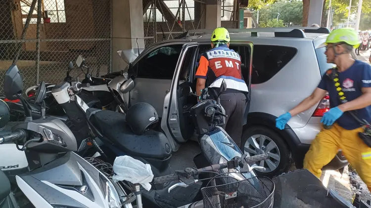 台南成功大學旁2自小客相撞波及6機車，造成1死4傷。翻攝畫面