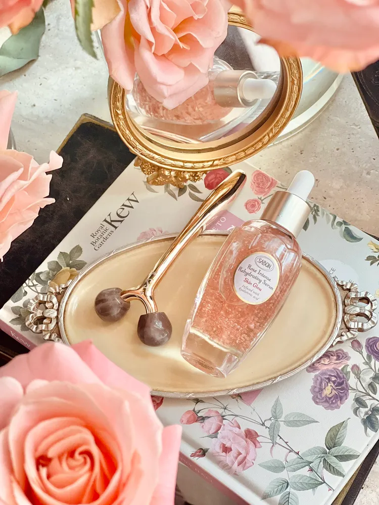 於SABON周年慶預購會購買大馬士革玫瑰光透精華液就會贈送臉部水晶按摩滾輪。品牌提供