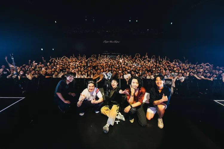 Tilly Birds演唱會上與粉絲大合照。B'in Live Entertainment提供