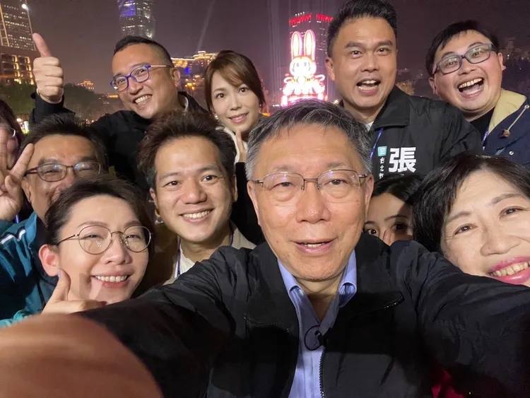 柯文哲昔日與幕僚團隊及北市議員合影。柯文哲臉書