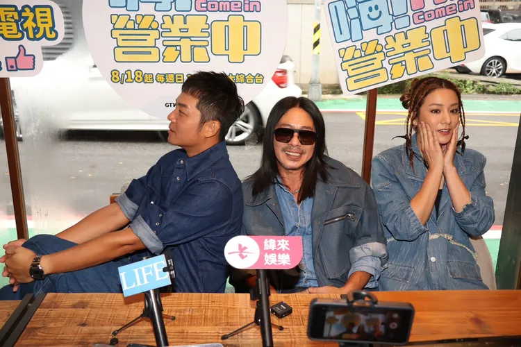 姚元浩（左）跟莎莎（右）今天與第4季新成員乱彈阿翔一同出席新一季節目記者會。莊宗達攝