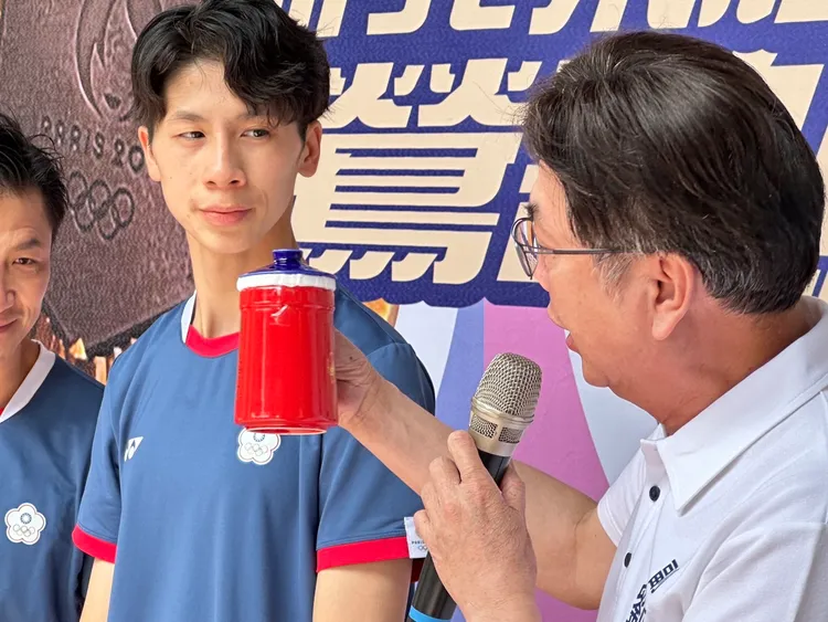 新北副市長劉和然送上特製的青天白日滿地紅「金牌杯」，讓林郁婷留念。曾佳俊攝