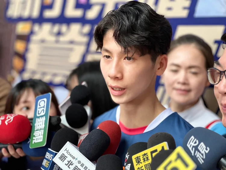 林郁婷受到鄉親熱烈歡迎，現場「鶯歌的驕傲」喝采聲不絕於耳。曾佳俊攝