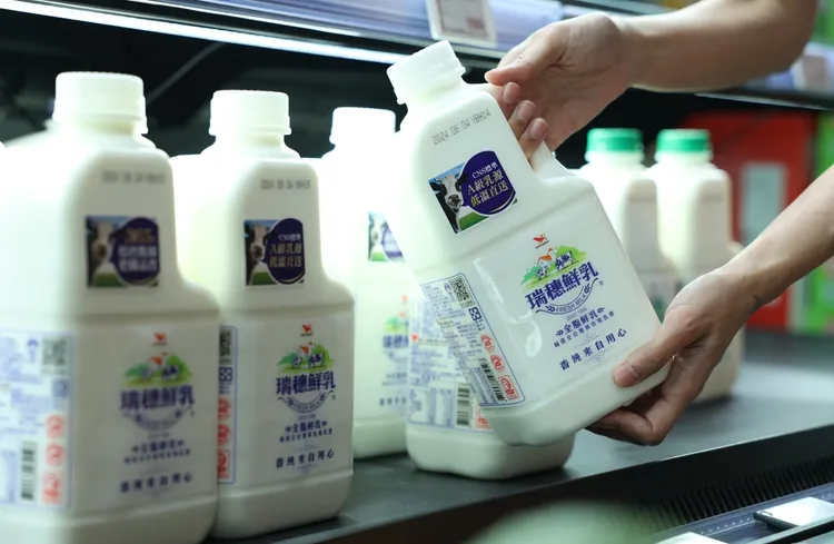 ▲鮮乳方便購得，專家建議每天約喝1.5-2杯的量，對補鈣才會有幫助。