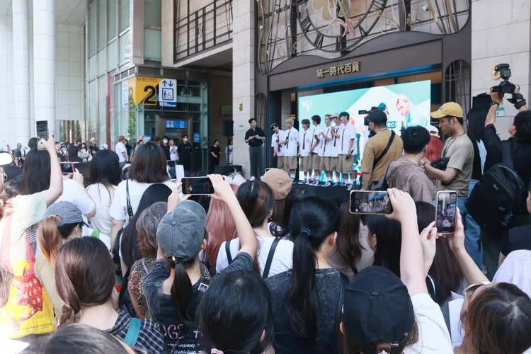 WHIB首次來台，吸引近300名粉絲到場支持。彭欣偉攝