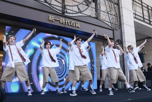 韩团WHIB信义区免费唱上演「湿背秀」 中文甜撩:姊姊我爱你