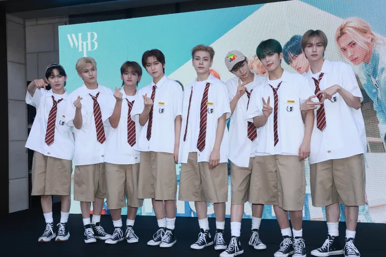 WHIB由河勝、劉建、在和、仁弘、JAYDER、源晙、李正、真範。彭欣偉攝