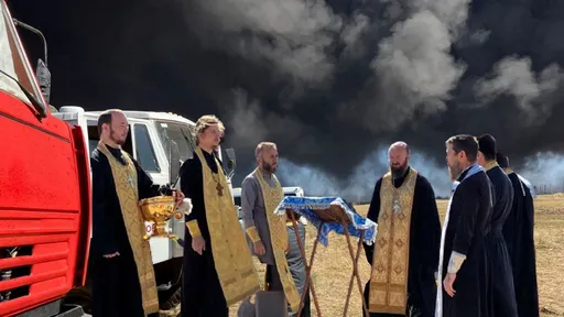 烏克蘭無人機襲油庫釀火災 俄東正教士攜聖像聖水滅火