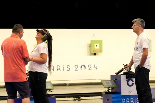 巴黎奧運|「好像夜市射氣球」 大叔神射輕鬆摘銀爆紅!親曝手插口袋原因