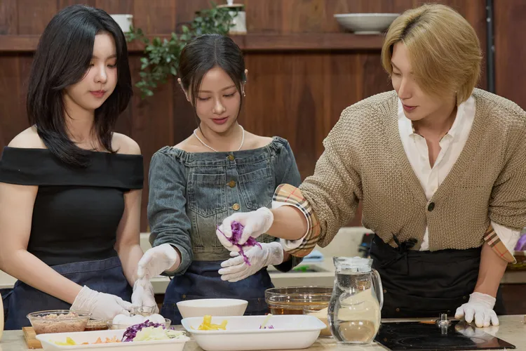 左起AYEON(阿勇)與XXIN跟SJ利特一同上真人秀節目。天空娛樂提供