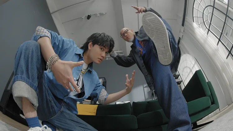 劉亮佐（右）與劉子銓（左）換上水洗翻領長袖襯衫及錐形牛仔褲。品牌提供