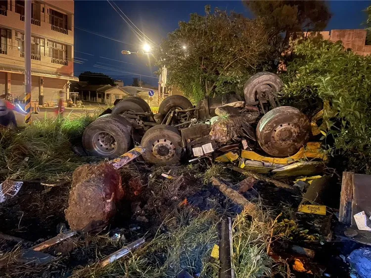 曳引車行經雲林口湖鄉這處路口，先擦撞民宅鐵門、撞斷電桿後翻覆，車上3人全壓在下面。翻攝照片
