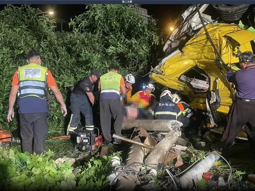 雲林重大車禍!曳引車撞民宅再撞電桿 慘景如「炸彈開花」2死1傷