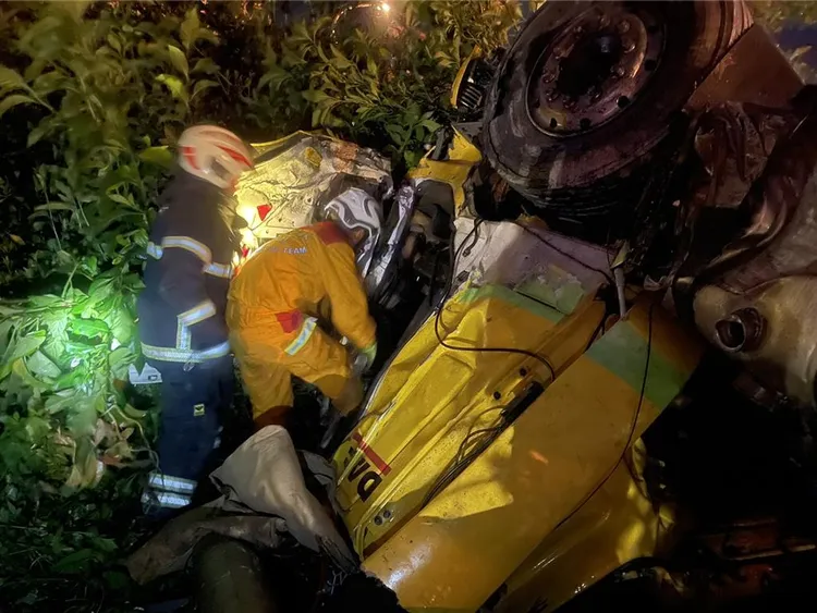 現場一片狼藉宛如「炸彈開花」，警消花費3小時時間才將3人全數救出。翻攝照片